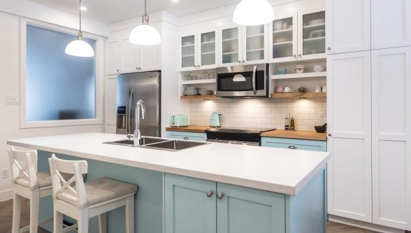 Cuisine contemporaine blanche et bleu clair Conception armoire sur mesure Armoire Unick