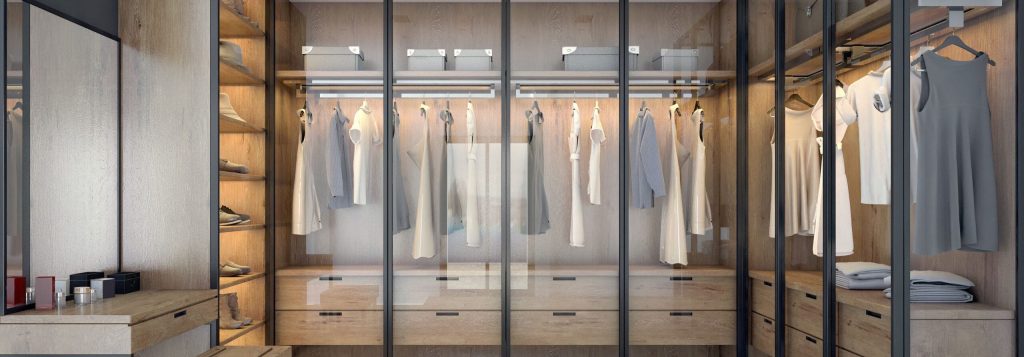 garde-robe sur mesure style industriel avec vitres, concept gestion de l'espace